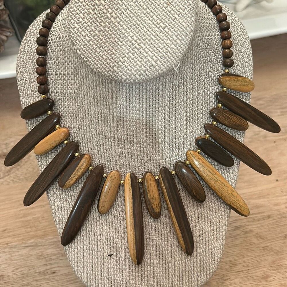 Stunning wood vintage necklace